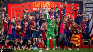 Pemain Barcelona merayakan gelar Copa del Rey 2025 usai kalahkan Real Madrid 3-2 di Stadion La Cartuja
